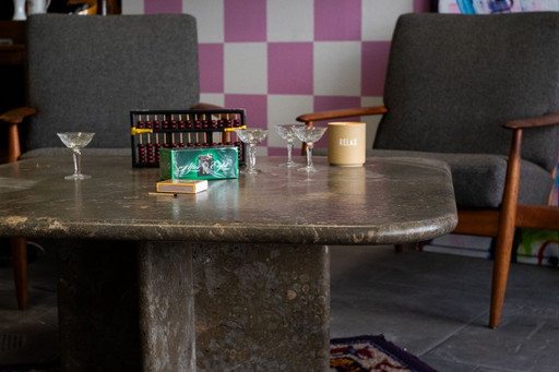 Mesa de centro escultural hecha de roca de aguas profundas