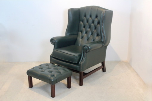Sillón Chesterfield Wingback con reposapiés de cuero verde