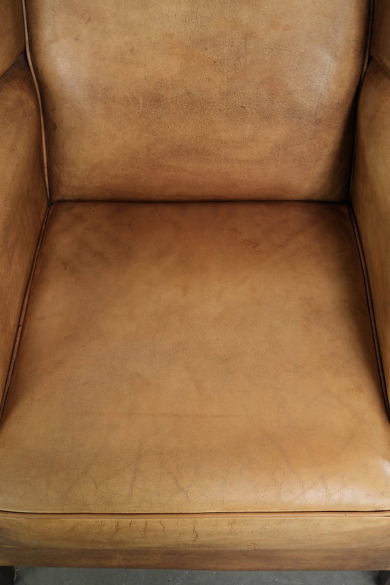 Image 1 of Mooie lichte rundleren oorfauteuil met een tijdloze Engelse uitstraling en een goed zitcomfort