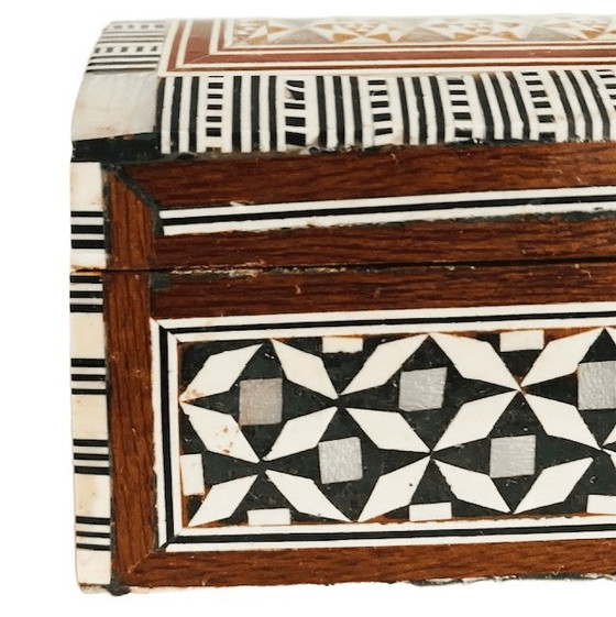 Image 1 of Vintage Khatam geometrische houten sieradendoos parelmoer inlegwerk hout 1970's