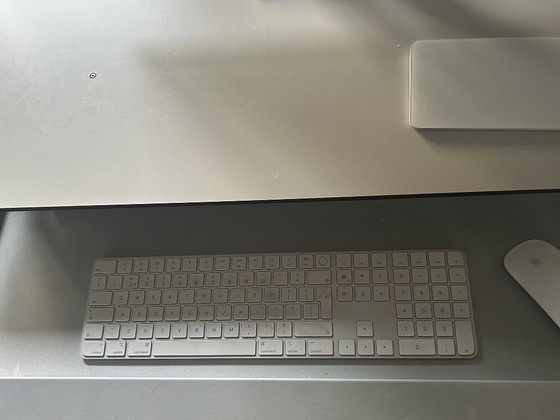 Image 1 of Table design pratique pour espace de travail