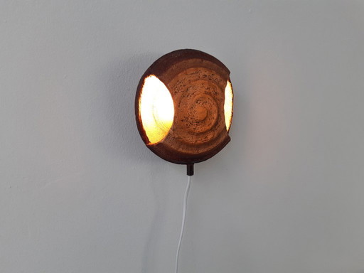 Keramieken vintage wandlamp, chamotte klei, brutalist wandlamp, bruine aardewerken mcm lamp