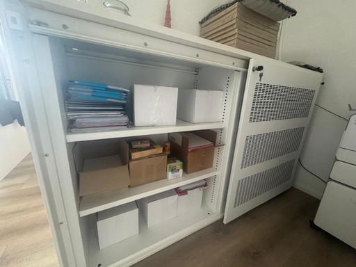 Armario con puerta corredera acústica