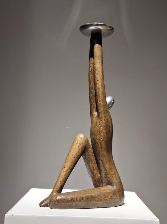 Image 1 of Mujer sosteniendo la luz