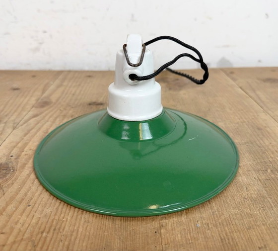 Image 1 of Industriële groene emaille hanglamp, jaren 50