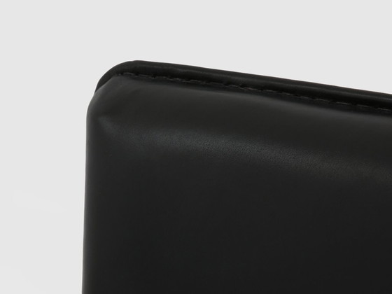 Image 1 of Jacques Quinet paar leren bijzettafels met zadelstiksel en messing details, 1950