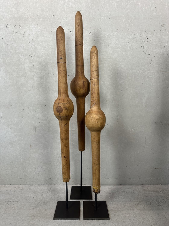 Image 1 of Cônes anciens en bois XL sur pied