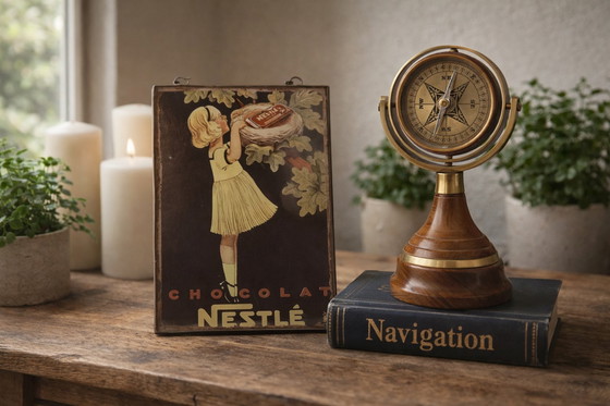 Image 1 of Kuriositätenkabinett-Set: Seltene Nestlé-Postkarte aus den 1920er Jahren & Kardankompass aus den 1960er Jahren