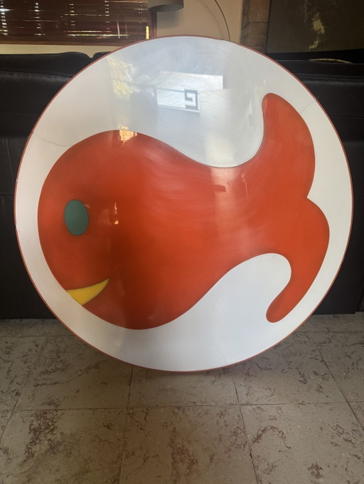 Grand panneau publicitaire ancien « Poisson » – Composition polychrome – Ø 90 cm