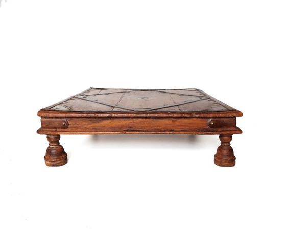 Image 1 of Table rituelle indienne ancienne de type Bajot bois et laiton – Rajasthan ou Gujarat – fin XIXe siècle