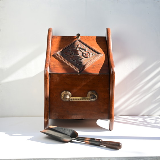 Image 1 of Antike seltene edwardianische Nussbaumkohletruhe, Kaminkohletruhe, Schottland 1920.