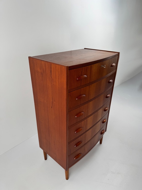 Image 1 of Deense teakhouten commode met sleutel – elegante opbergkast in mid-century stijl