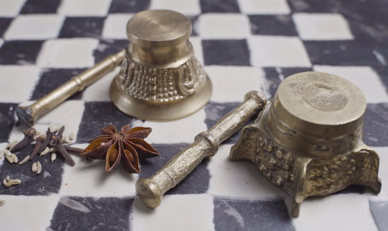 Image 1 of Messing vijzel en stamper set 2 vintage kleine kruidenmolen keuken decoratie apotheek verzamelobject metaal