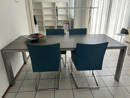 Table à manger (bord) et 4 chaises de salle à manger (rangement)