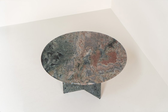 Striking dining table in solid Juparana Granite (Italy, 1970s). – Stone, Vintage (photo 4 of 15)