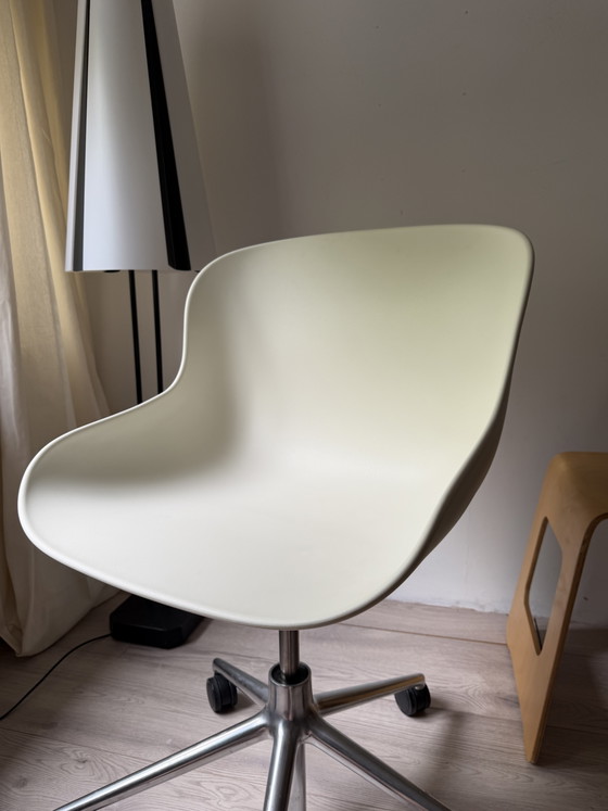Image 1 of Normann Copenhagen Hyg draaistoel wit