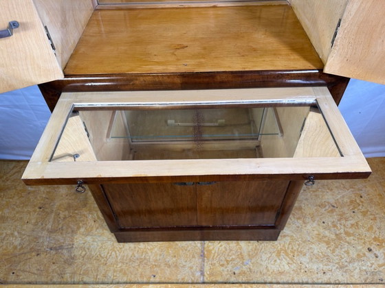 Image 1 of Meuble bar Art déco vintage en noyer (1920-1940) Superbe meuble à cocktail avec des accents en miroir et des caractéristiques or
