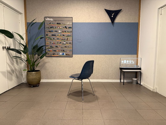 Herman Miller | Eames | DSX | Fibra de vidrio azul medio | 1 pieza – Sillas de comedor, Metal, Textile (photo 4 of 9)