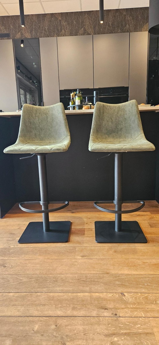 Image 1 of Set di 2 sgabelli da bar regolabili – in similpelle verde muschio – ideali per l'isola della cucina