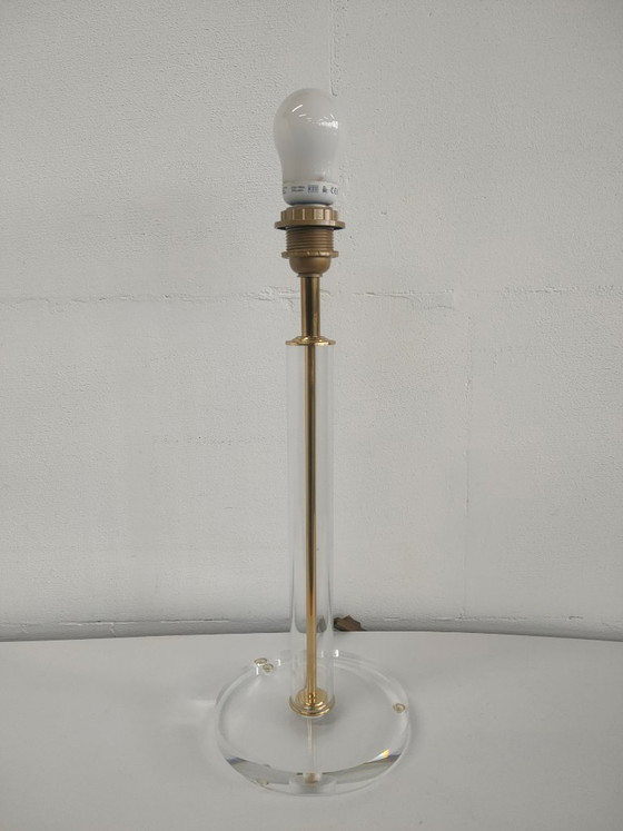 Image 1 of Lámpara de mesa de plexiglás estilo Hollywood Regency con pantalla gris.