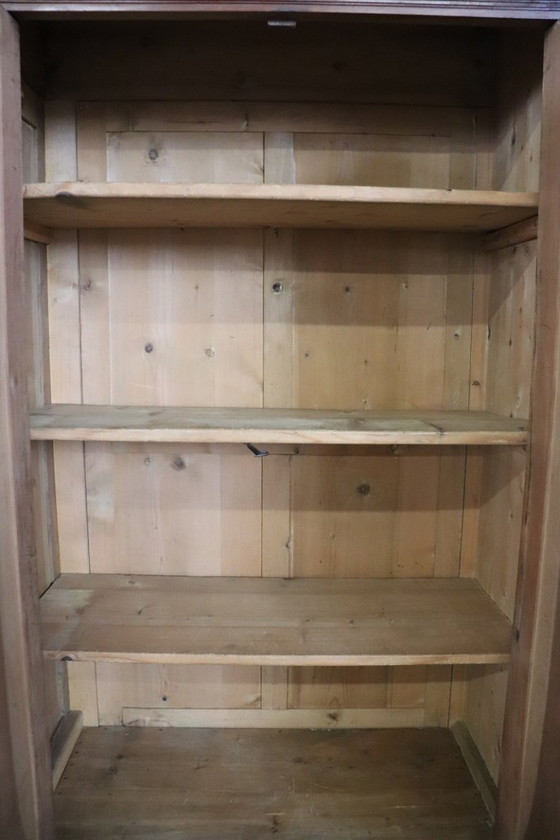 Image 1 of Grote antieke kledingkast van massief walnotenhout, Italië, midden 19e eeuw.