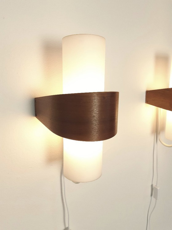Image 1 of 1 van 2 Louis Kalff wandlampen, NX40 Philips wandlamp, matglazen mcm wandlamp