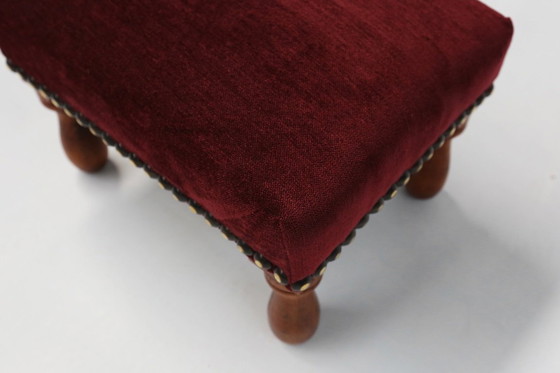 Image 1 of Vintage Art Deco Kruk in rood fluweel met houten poten, jaren 1930