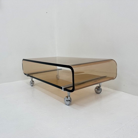 Image 1 of Mesa de centro de plexiglás de mediados de siglo, diseñada por Michel Dumas para Roche Bobois en 1972.