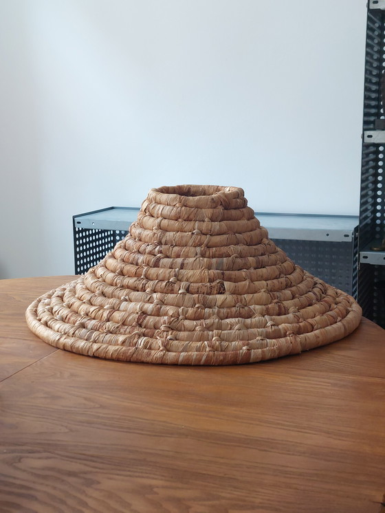 Image 1 of Lámpara de mimbre estilo bohemio con pantalla tejida excepcionalmente grande