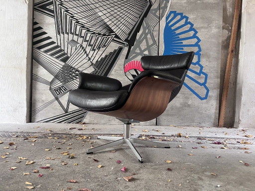 Silla giratoria Conform de cuero negro y madera