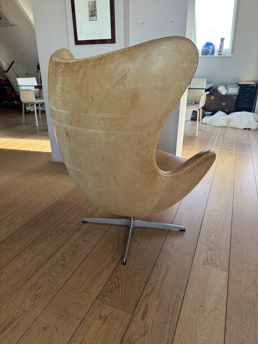 Arne Jacobsen Egg Chair – Fritz Hansen – Vintage leer, licht walnoot – Designklassieker