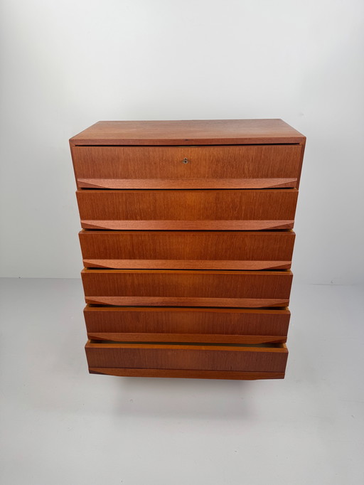 Finnish Mid-Century Chest of Drawers by Oy Wilhelm Schauman – Sculptural Teak Design