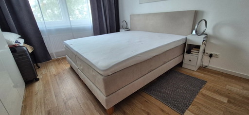 Base de cama con somier Swiss Sense de 180x200 cm, como nueva.