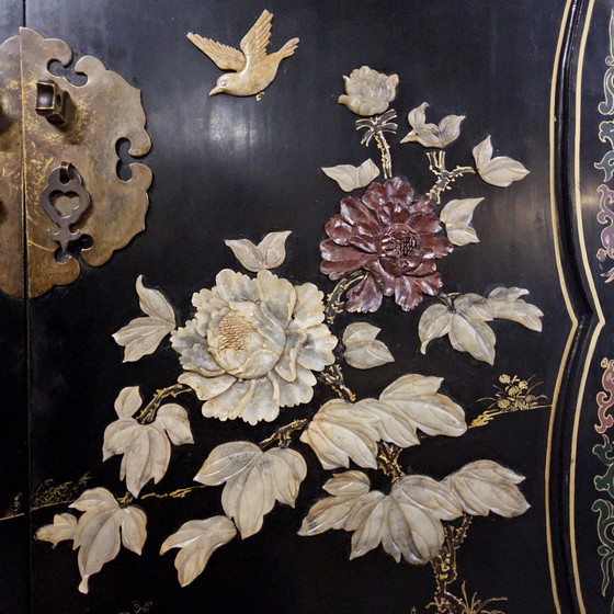 Image 1 of Armoire chinoise vintage en laque oiseaux fleurs (stéatite) armoire bohème / armoire orientale / armoire asiatique