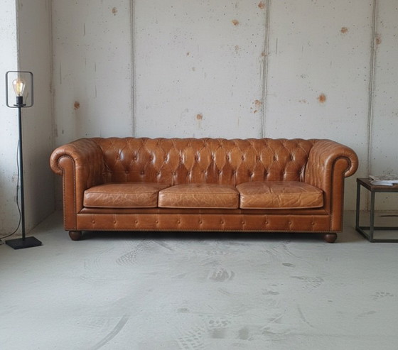 Image 1 of Braunes Chesterfield 4-Sitzer-Sofa