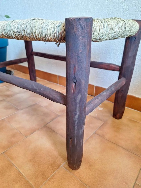 Panca marocchina in legno scuro con seduta in foglia di palma intrecciata – Panche (photo 4 of 8)