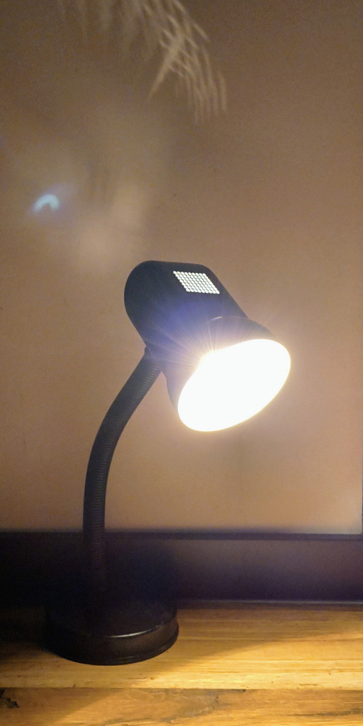 Bureau / Tafel lamp vand Veneta Lumi. Made in Italy.