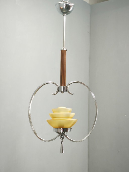 Lampadario ceco Art Déco degli anni '30 in cromo e vetro satinato.