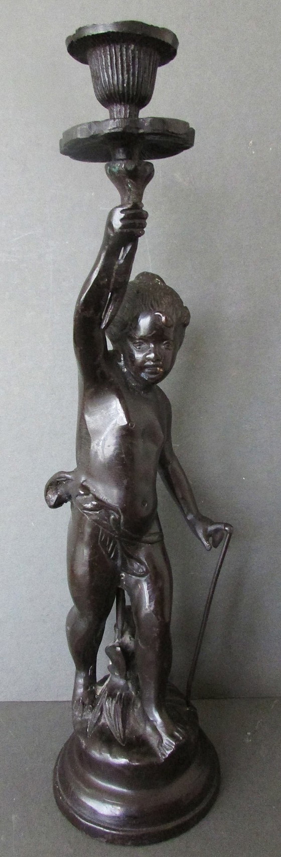 Bronzener Putto Kerzenhalter, Braun, Klassiek (Foto 2 von 7)