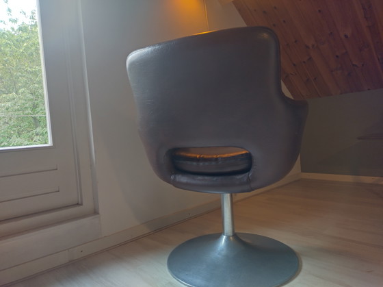 Image 1 of Vintage swivel bucket seat skai