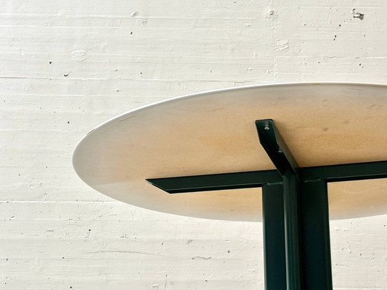 Image 1 of Ronde eettafel met wit blad en centrale voet, jaren 90