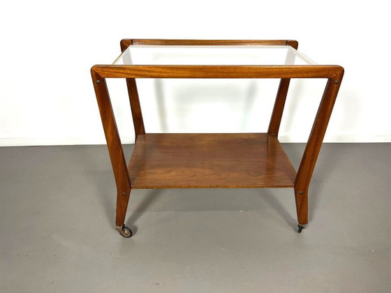 Image 1 of Italiaanse serveerwagen van kersenhout in mid-century modern stijl,circa 1950.
