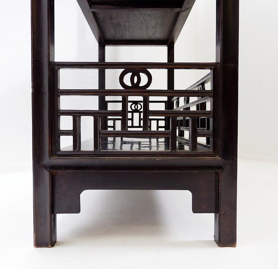 Image 1 of Vintage drielaagse Chinese boekenkast van gelakt hout - 20e eeuw