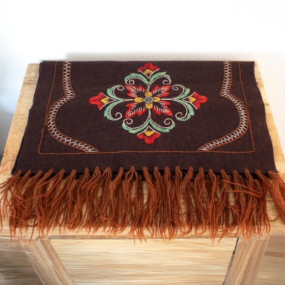 Image 1 of Chemin de table vintage scandinave en laine : tapisserie brodée à la main, art populaire