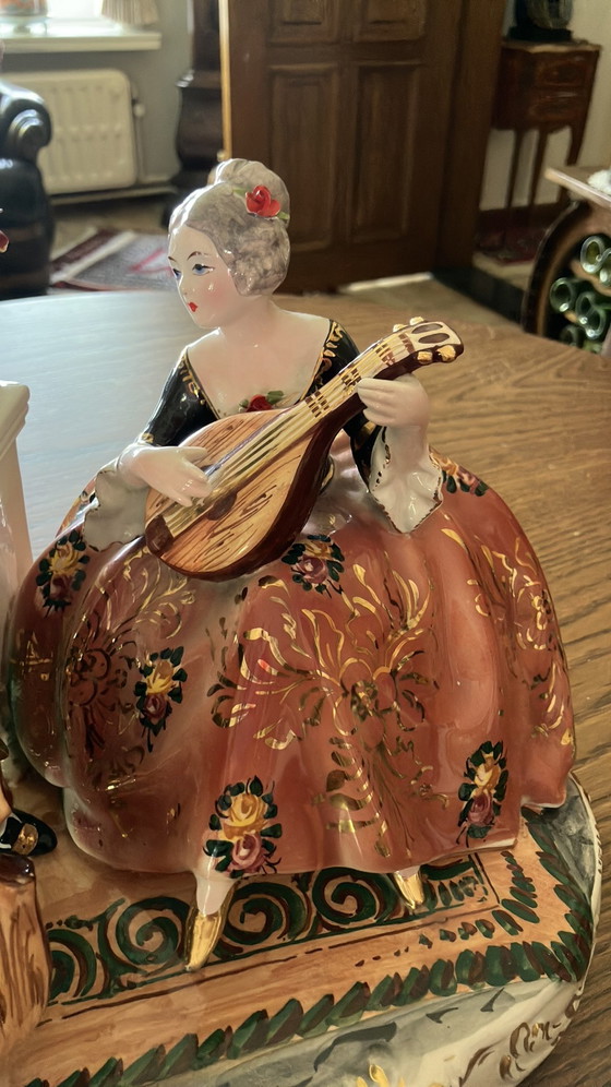 Image 1 of Exclusief Porseleinen Beeld – Musicerend Paar – Hollywood Regency / Rococo