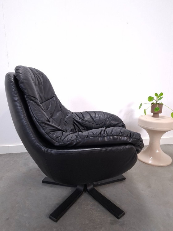 Image 1 of Sillón giratorio de piel negra H.W. Klein para Bramin de Dinamarca