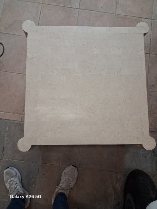 Exclusivo par de mesas auxiliares de travertino (70x70 cm). Patas de columna estriadas (juego de 2).