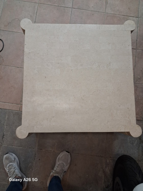 Image 1 of Exclusivo par de mesas auxiliares de travertino (70x70 cm). Patas de columna estriadas (juego de 2).