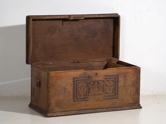 Coffre ancien avec motifs floraux gravés (c.1850) #14 – Commodes, Rustic (photo 11 of 40)