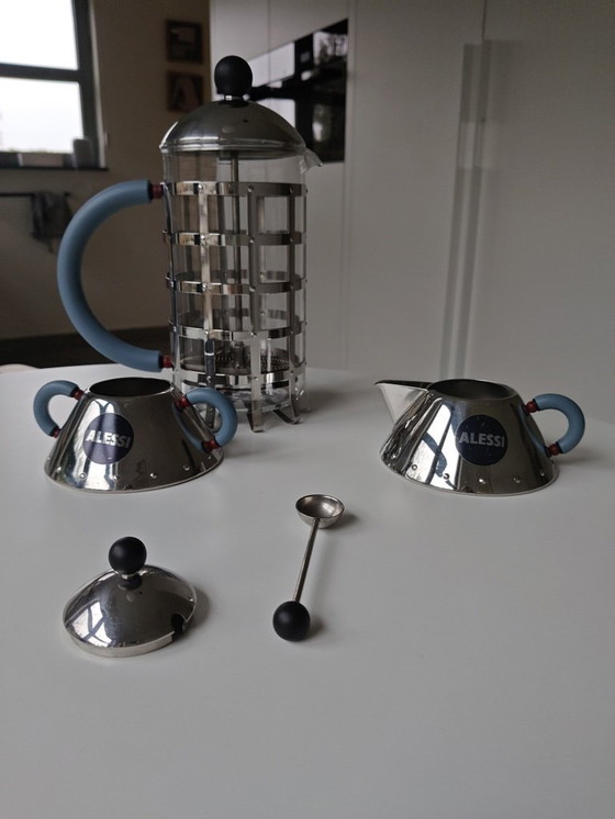 Image 1 of Set Alessi: caffettiera, zuccheriera e lattiera in acciaio inossidabile. Design di Michael Graves.